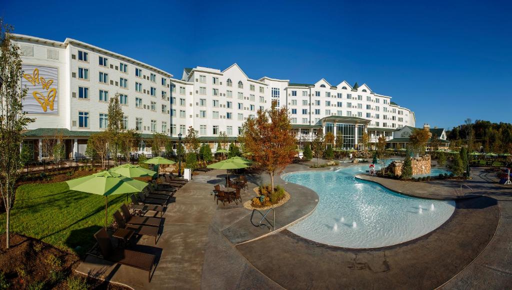 鸽子谷Dollywood's DreamMore Resort and Spa的大楼前设有大型游泳池的酒店
