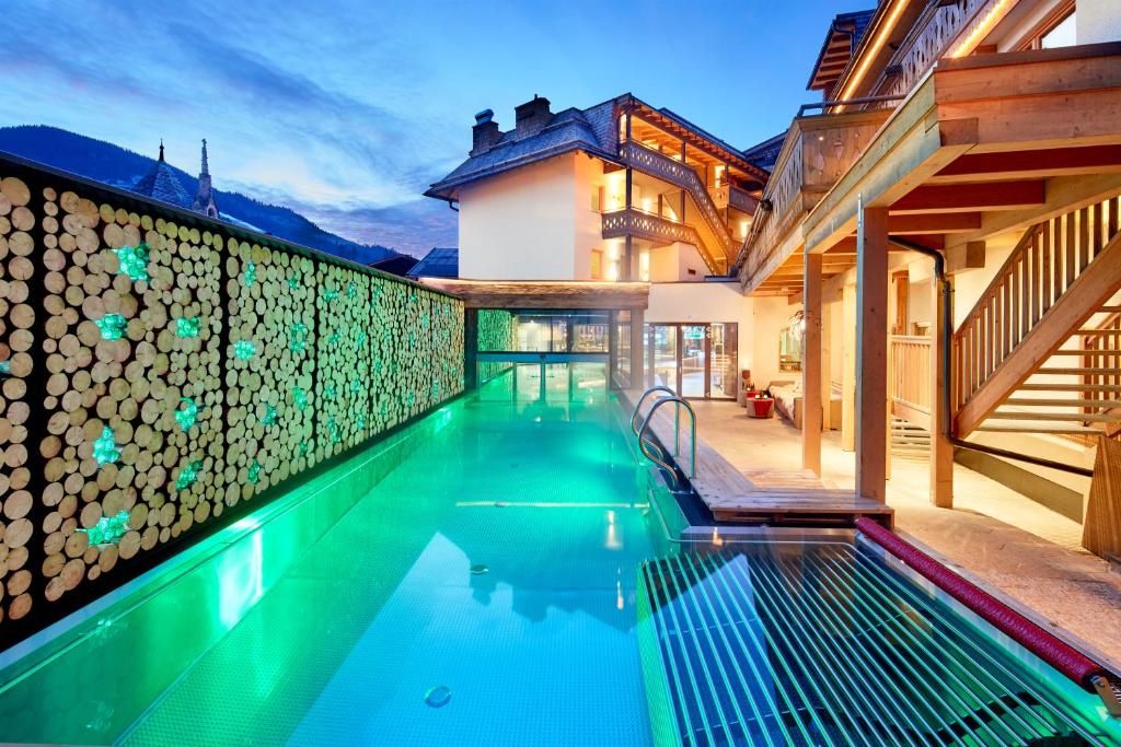 玛丽亚阿尔姆Lifestyle Hotel eder的一座房子后院的游泳池
