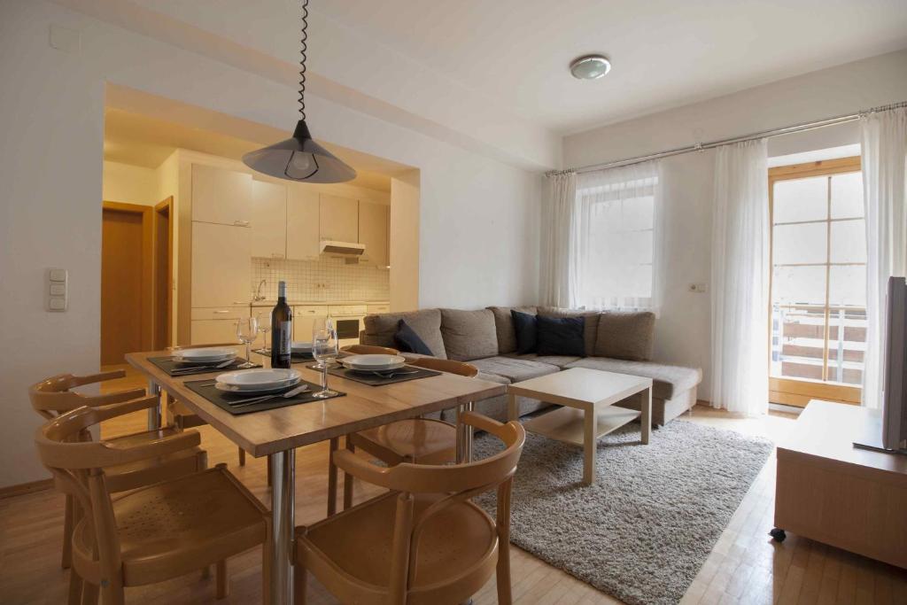巴特霍夫加施泰因克里斯托弗鲁斯公寓式酒店的客厅配有桌子和沙发