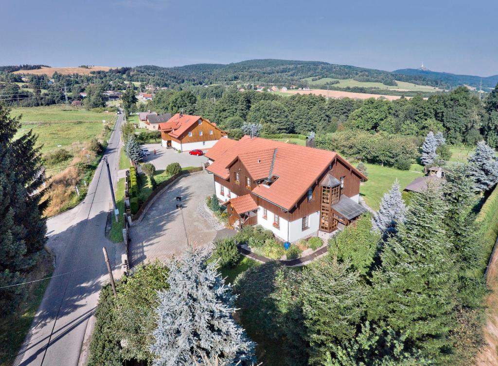 Šimonovice吉特卡旅馆的享有房屋的顶部景色,有道路