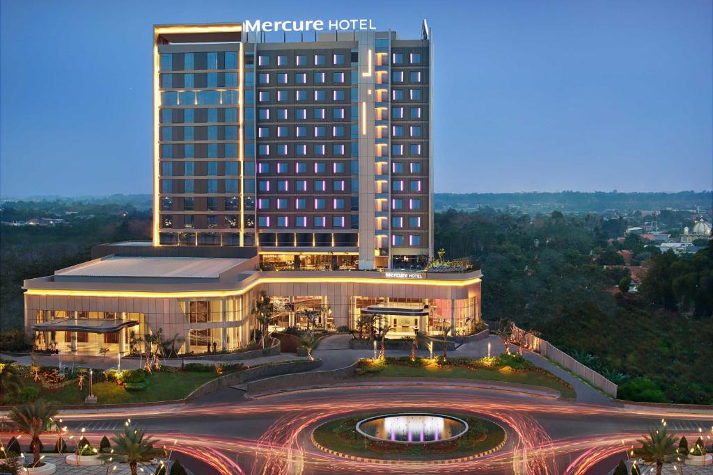 加拉旺美居加拉璜酒店的高速公路前方有一座大建筑的酒店