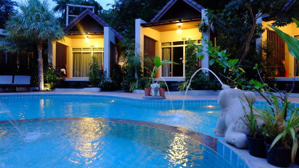 班克鲁特班巴生奥海滩度假酒店的夜间在房子前面的游泳池