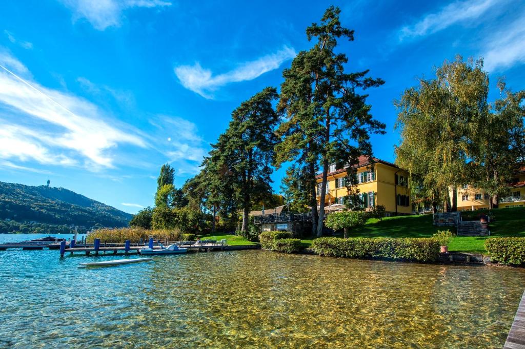 沃尔特湖畔佩莎赫莱纳别墅酒店的享有湖泊和水中船只的景色