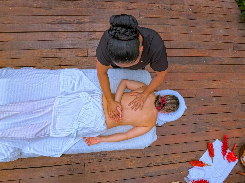 福尔图纳Chachagua Rainforest Hotel &amp; Hot Springs的女人给男人背部按摩