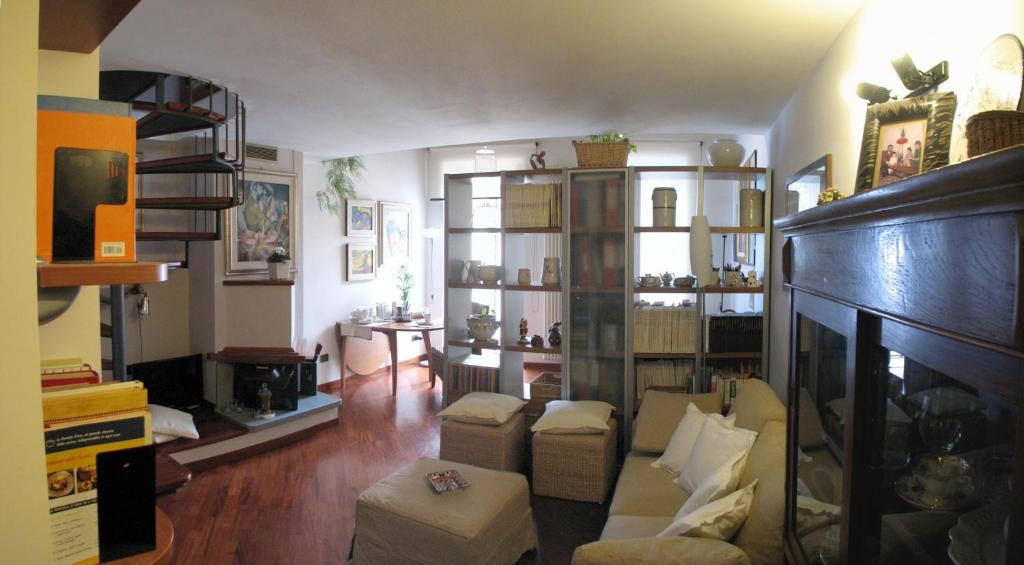 坎波巴索L'Abbaino的客厅配有沙发和椅子