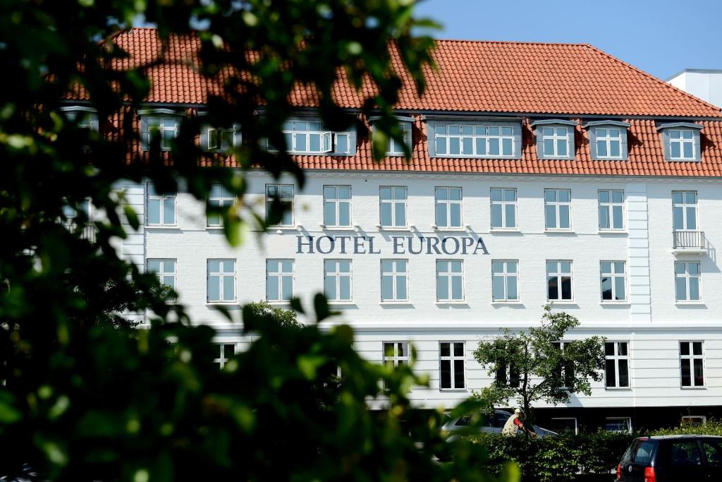 奥本罗欧洲酒店的一座建筑上有一个酒店建筑