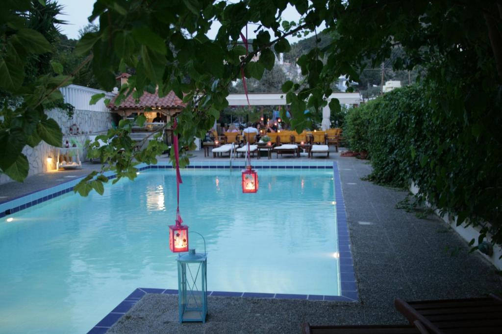 波罗斯海豚别墅酒店的游泳池中间有灯光