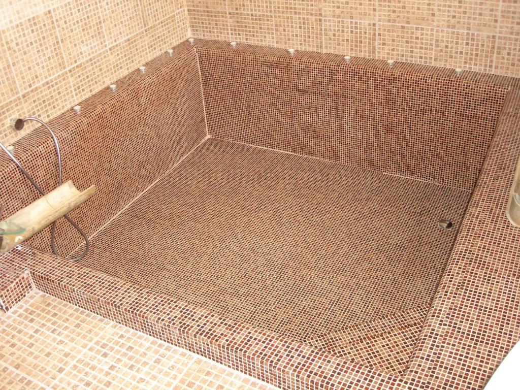 布雷亚扎潘吉尼竹园 - 别墅的浴室铺有瓷砖地板,设有淋浴。