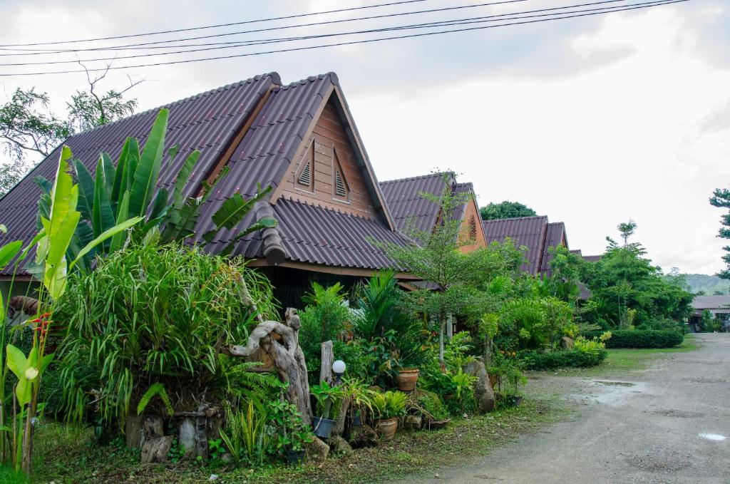 拉廊达兰伊度假旅馆的一座有金属屋顶的植物屋