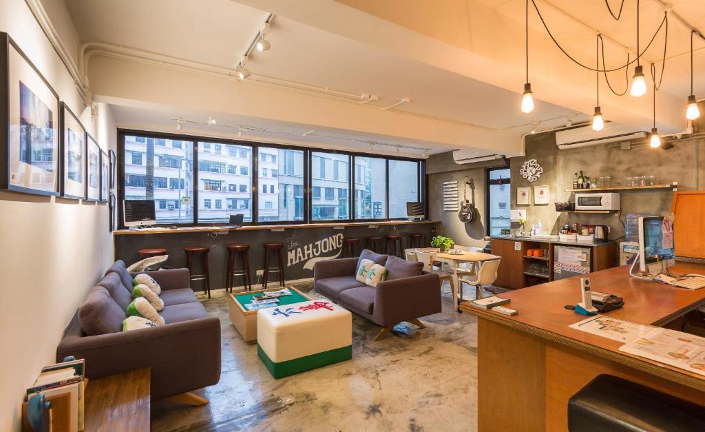 香港麻雀客栈的带沙发的客厅和酒吧