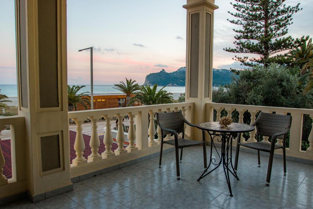 卡利亚里Hotel La Villa Del Mare的阳台配有桌椅,享有海景。
