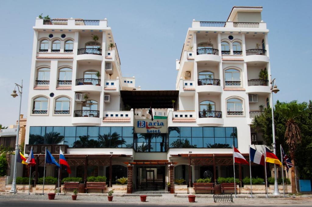 赫尔格达赫尔格达艾拉利亚酒店的前面有旗帜的大型白色建筑