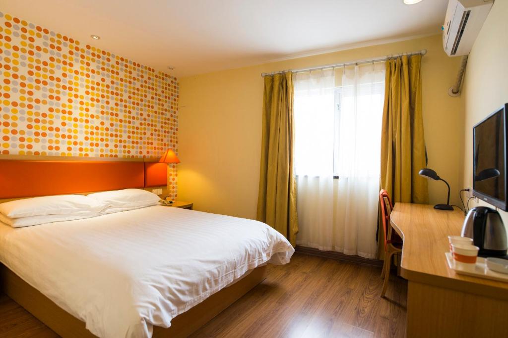 西安如家快捷酒店西安大雁塔通易坊店的酒店客房设有床和窗户。