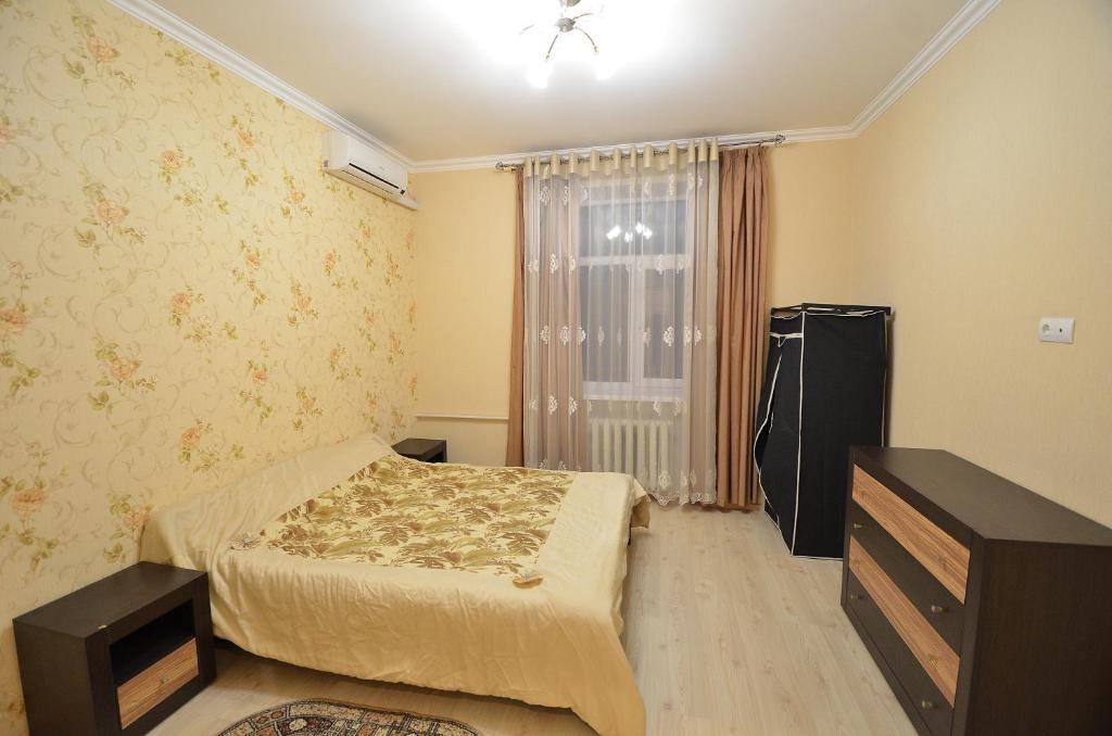 尼古拉耶夫Lux Apartment Sobornaya的一间小卧室,配有床和窗户