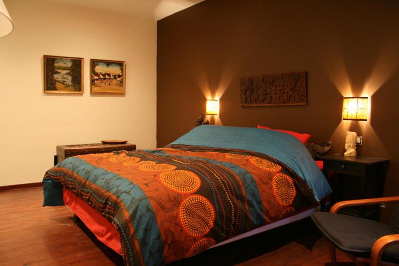 拉卢维耶尔拉夏贝尔欧佩住宿加早餐酒店 的一间卧室配有一张床、一张桌子和两盏灯。