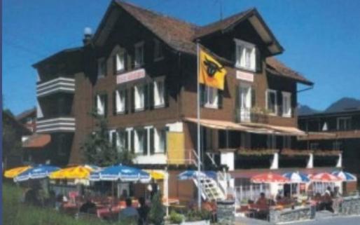 塞利斯贝格蒙塔纳酒店的前面有旗帜和遮阳伞的建筑