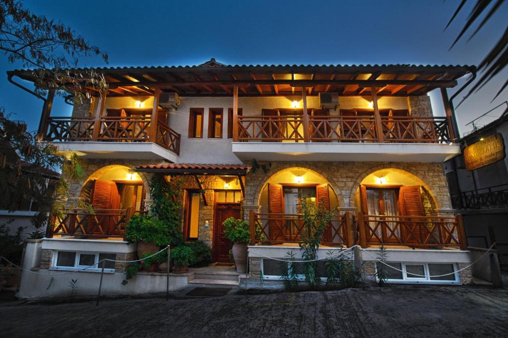 欧拉努波利斯阿克达里卡酒店的大型房屋设有门廊和阳台