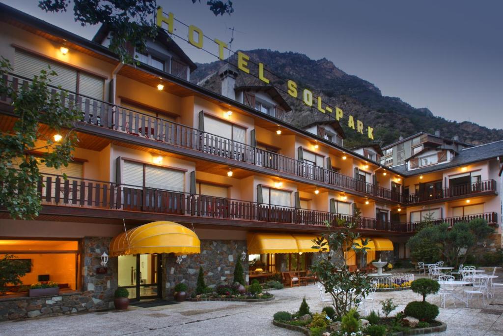 圣胡利娅-德洛里亚索尔公园酒店的享有酒店的景致,配有桌椅