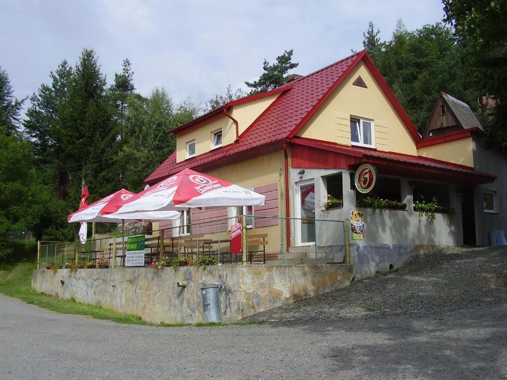 斯特日布罗Rybářská Chata U Sumce的大楼前带遮阳伞的餐厅