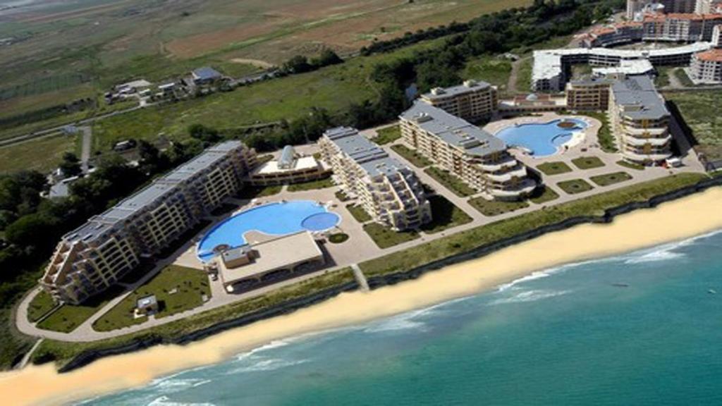 阿赫洛伊Apartments Aheloy Palace的海滩上的度假村的空中景致