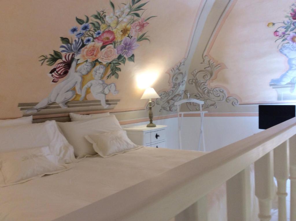 塔兰托Suite Le Perle的一间卧室配有一张壁画床