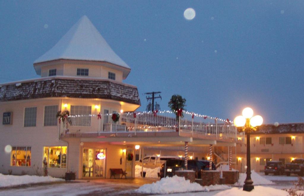 克兰布鲁克模型A酒店的一座白色的大建筑,在雪中设有阳台