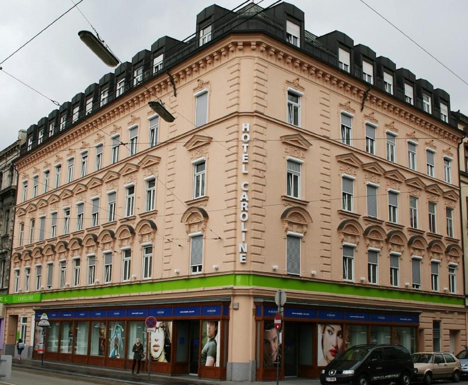 维也纳卡罗琳酒店的街道拐角处的大建筑