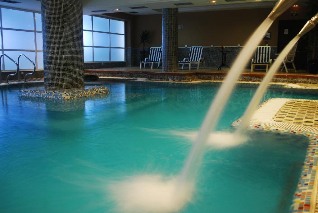 阿格特普图德拉斯尼威斯酒店的一个游泳池,水从那里流出来