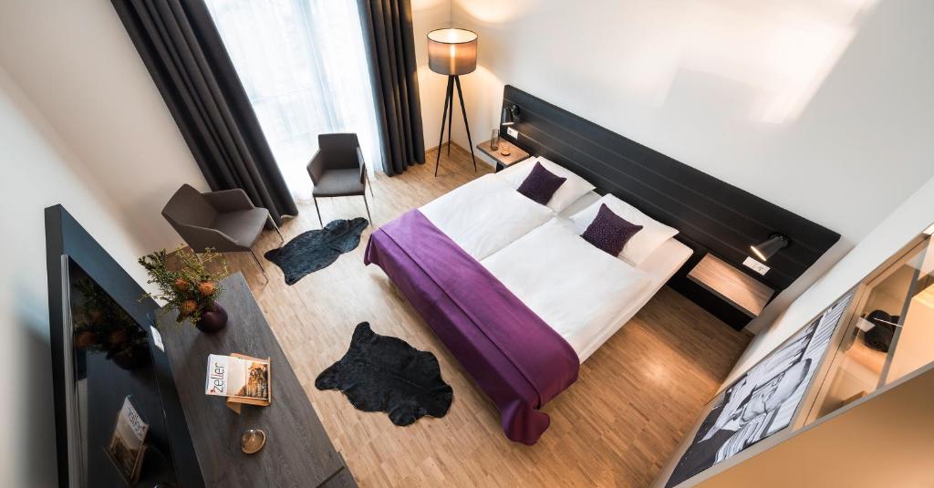 博登斯边的拉多夫采尔K99酒店的卧室享有上方的景致,配有1张床