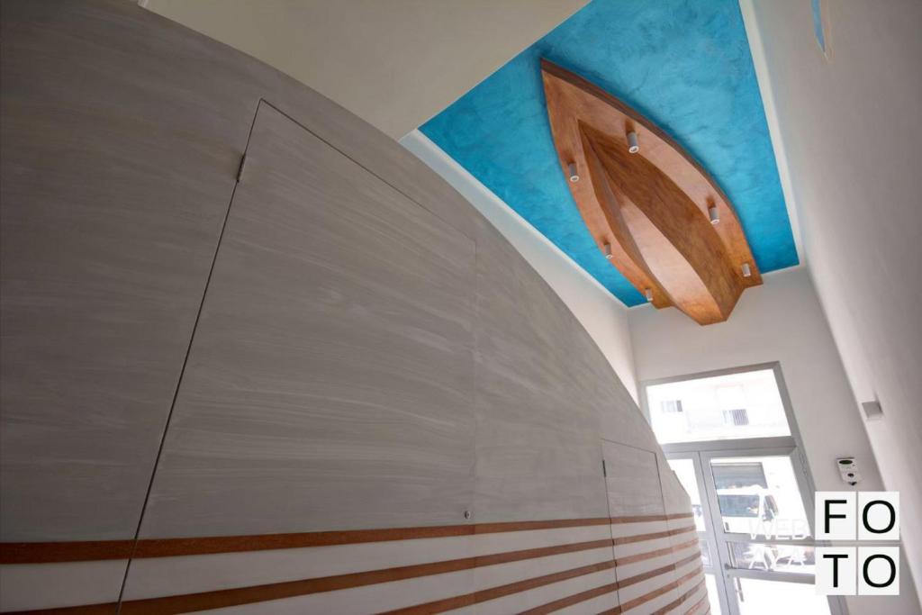 滨海波利尼亚诺Affittacamere Nemo的墙上的大冲浪板