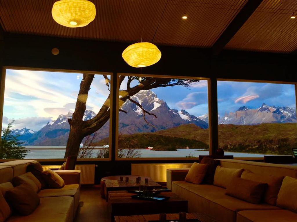 百内三塔拉戈格瑞酒店的客厅设有山景大窗户