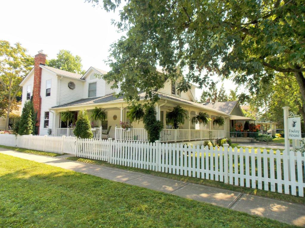 滨湖尼亚加拉Finlay House Bed and Breakfast Niagara - on - the - Lake的房屋前的白色栅栏