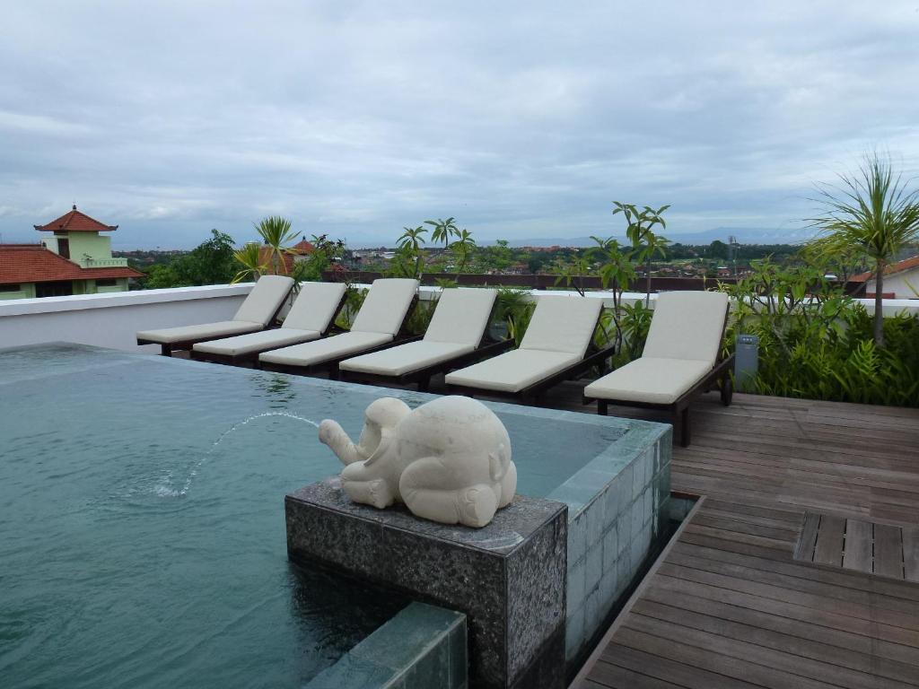 努沙杜瓦阿里亚公寓的坐在游泳池顶上的象雕像