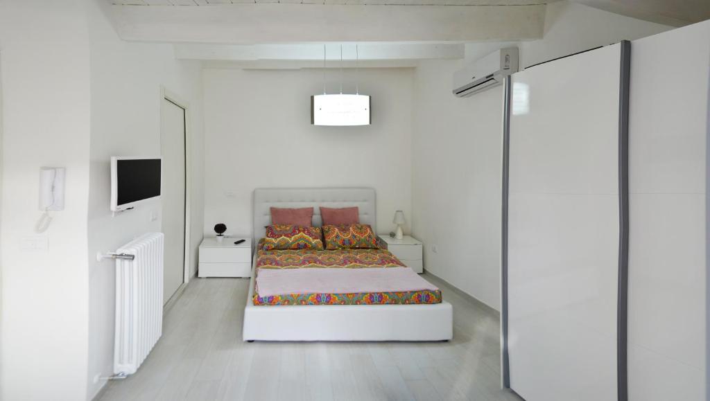 阿夸维瓦德莱丰蒂A Casa Di CI的一间白色客房内的床铺卧室