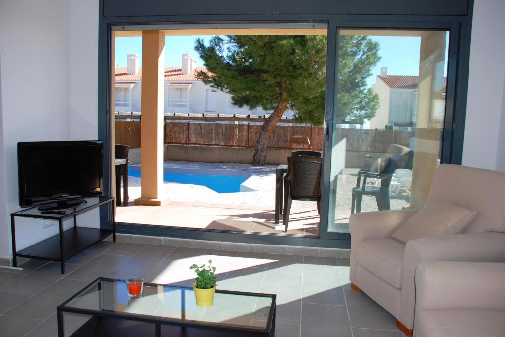 拉梅特拉·德·玛尔Villa Marina del Port 1的带沙发和玻璃桌的客厅
