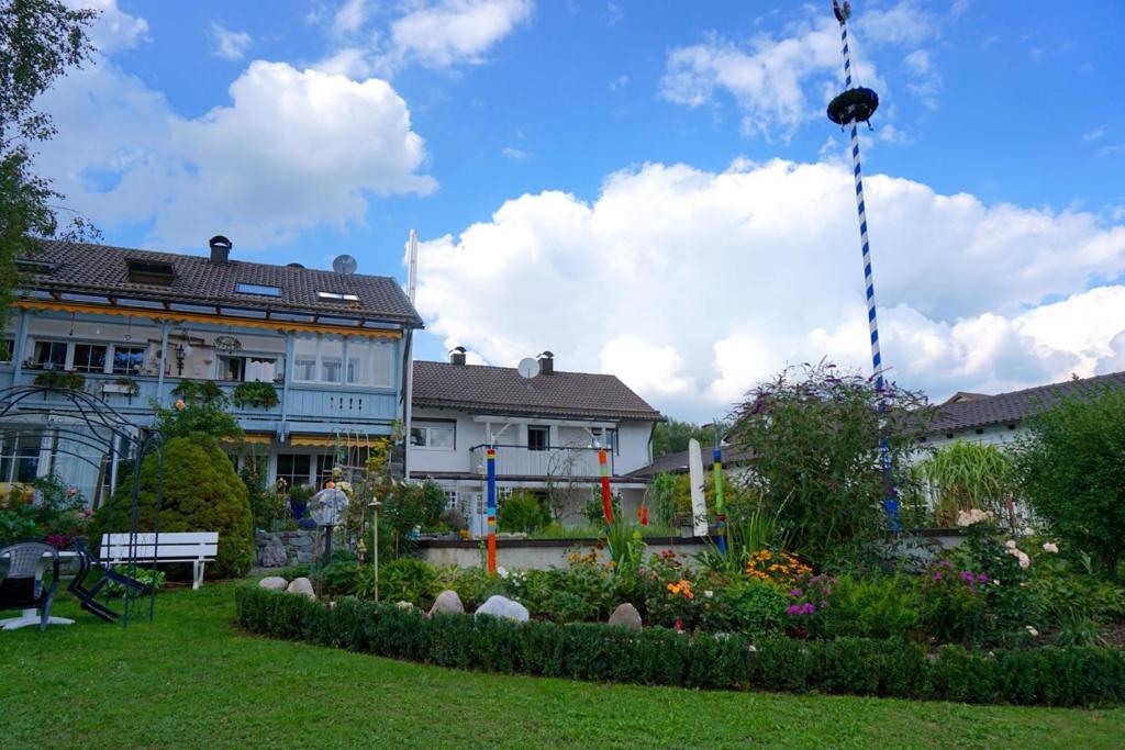 波金格Ferienwohnung Eder的一座建筑前的花园