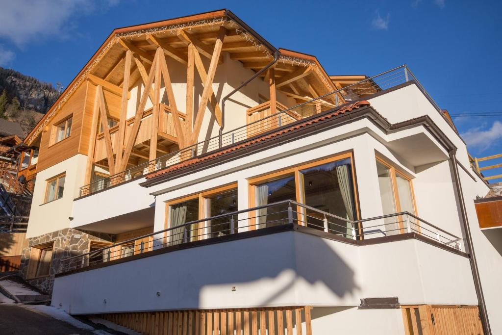 坎皮泰洛迪法萨马尔科拉酒店的正在建造的带阳台的房子