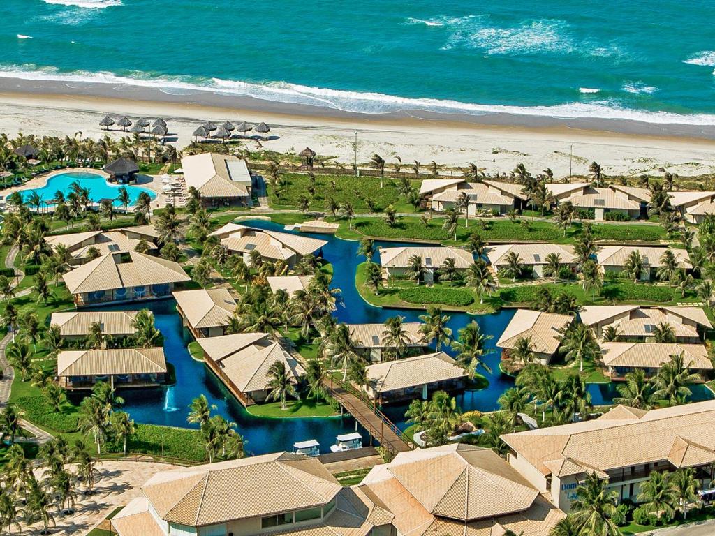 阿奎拉兹Dom Pedro Laguna Beach Resort & Golf的享有度假村和海滩的空中景致