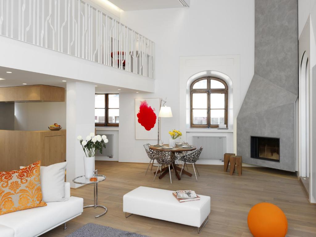 安锡Le Loft d'Annecy - Vision Luxe的客厅配有白色的沙发和桌子