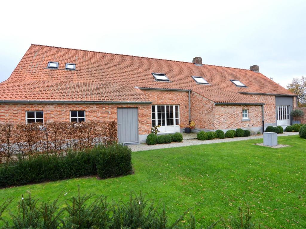 NederheideModern Home in Geel with Sauna的一座带草地庭院的大型砖屋