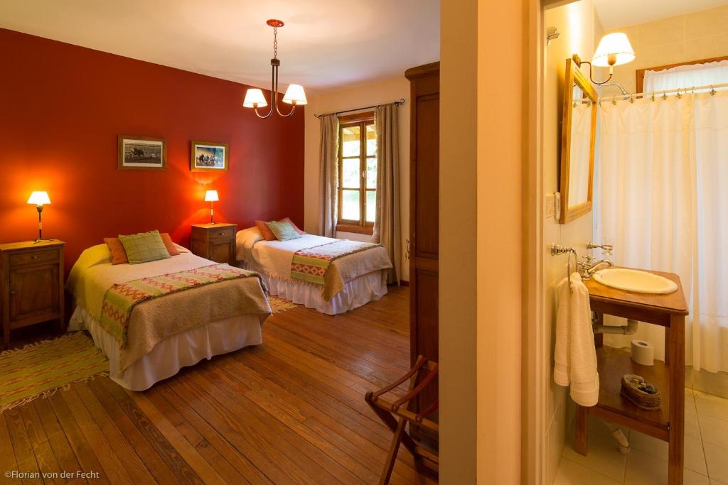 Colonia Francisco Perito Moreno埃斯坦西亚尼贝博艾克酒店的一间卧室配有两张床和水槽