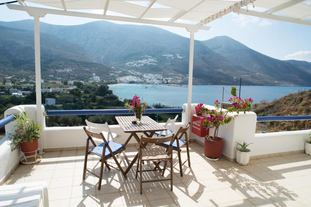 阿吉亚利阿莫基一室公寓酒店的设有一个配有桌椅并享有美景的阳台。