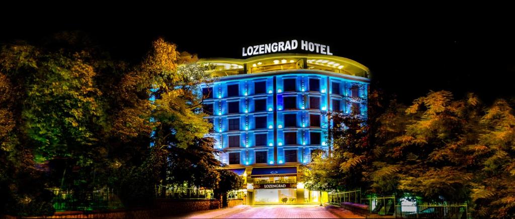 KırklareliLozengrad Hotel的蓝色的建筑,上面有标志