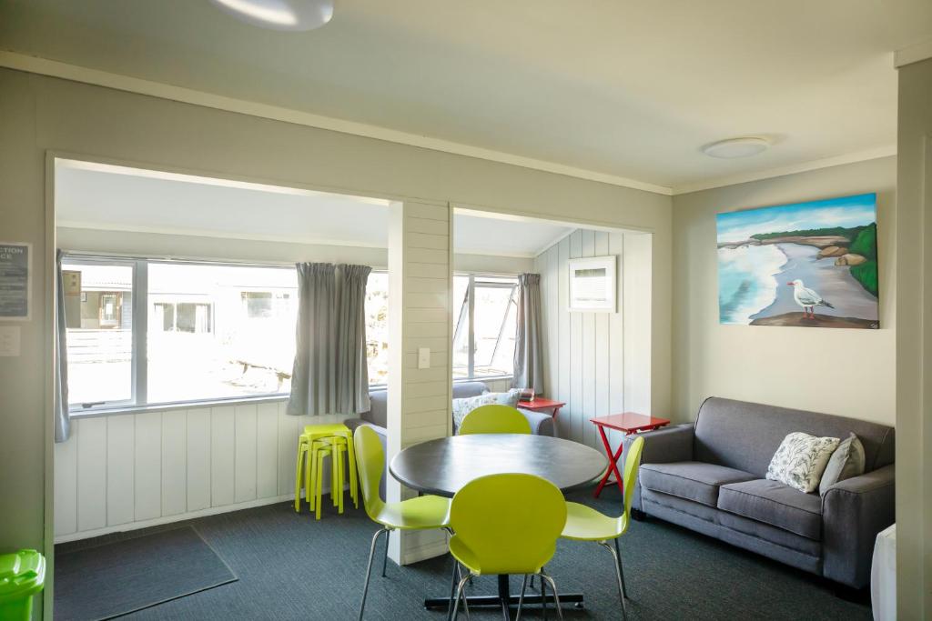 Ivorytowers Accommodation的休息区