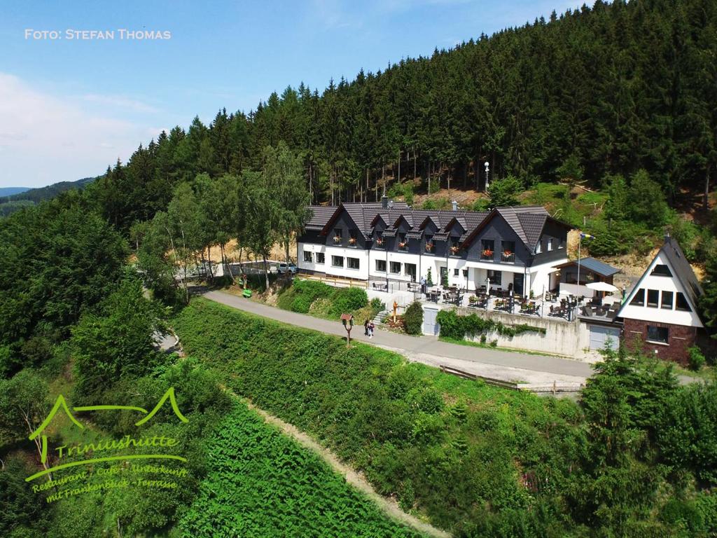 RauensteinDie Triniushütte "Thüringens schönste Aussicht"的山丘上建筑物的空中景观