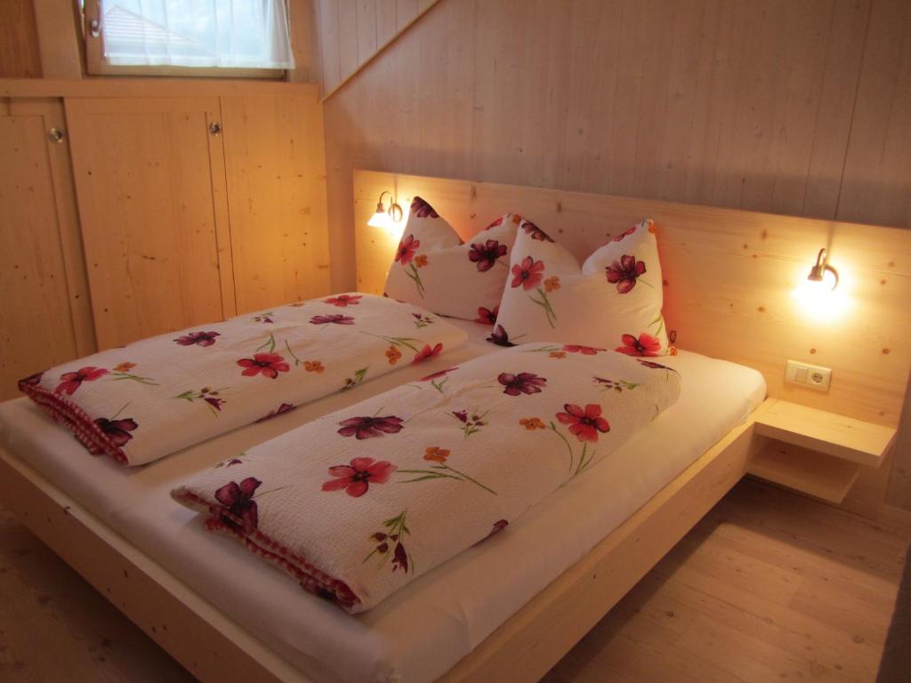 瓦尔道拉Liebharterhof的一张床上有两个枕头的房间
