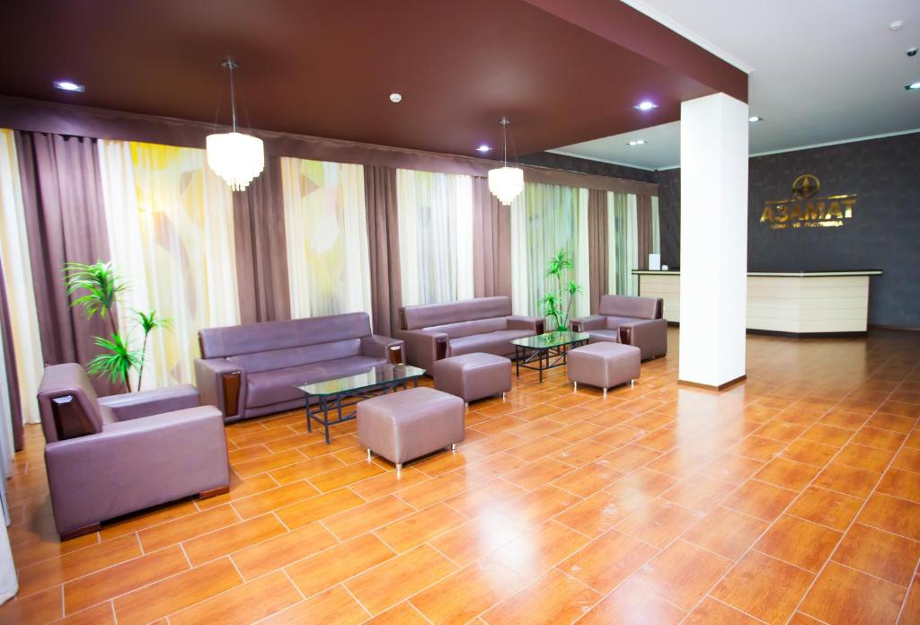 阿斯塔纳阿扎迈特酒店的大堂配有沙发、椅子和桌子