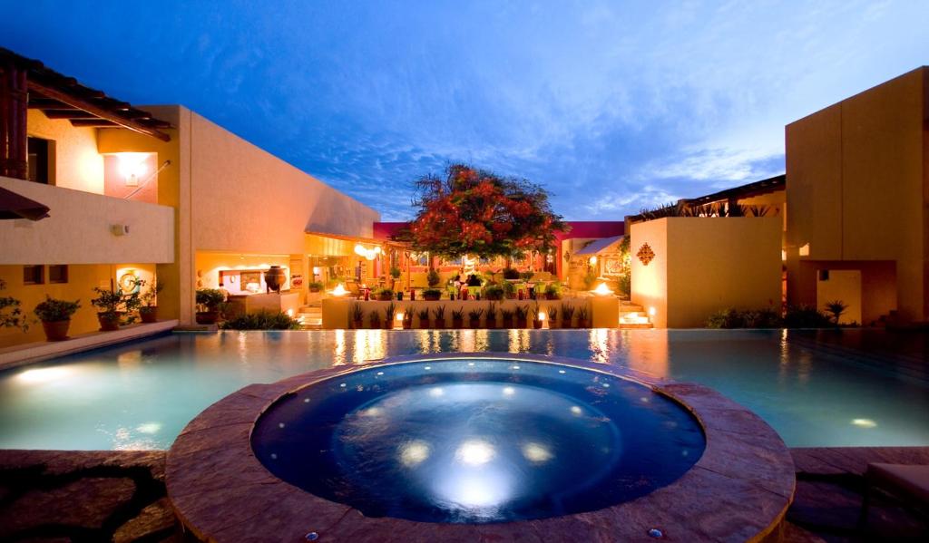 卡波圣卢卡斯洛斯庭院酒店的大楼中央的大型游泳池