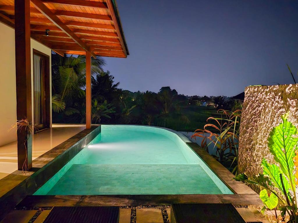 Uma Jala Villa Ubud内部或周边的泳池
