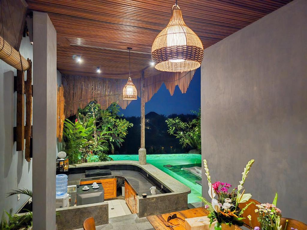Uma Jala Villa Ubud内部或周边的泳池